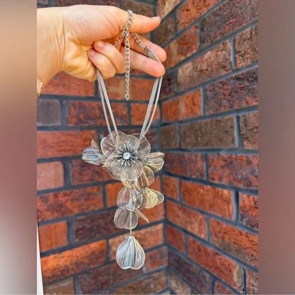 KATE MIDDLETON FAMOUS CASCADING Gold Floral Necklace - Picture 3 of 15